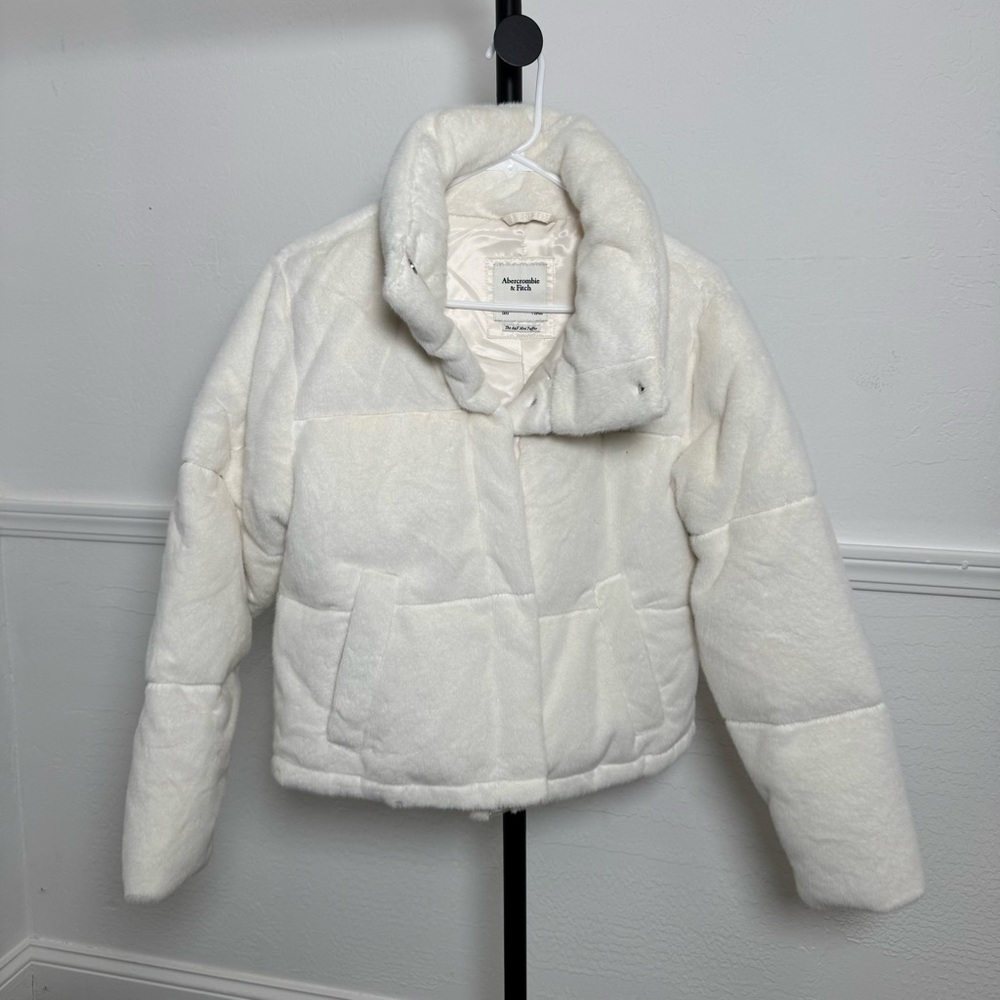 Abercrombie Women's White Faux Fur puffer coat jacket small. Only worn once. - Picture 4 of 6